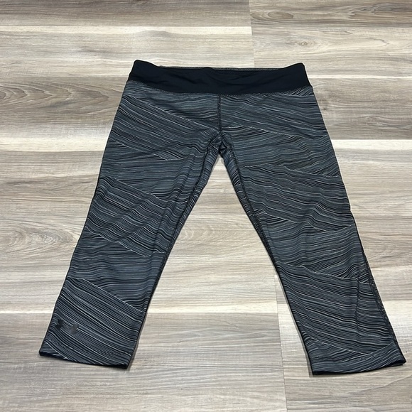 Under armour Capri length  leggings size medium - Picture 1 of 8